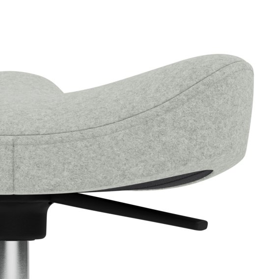 Varier Stokke Move Comapct mit weißer Wolle in Detailansicht