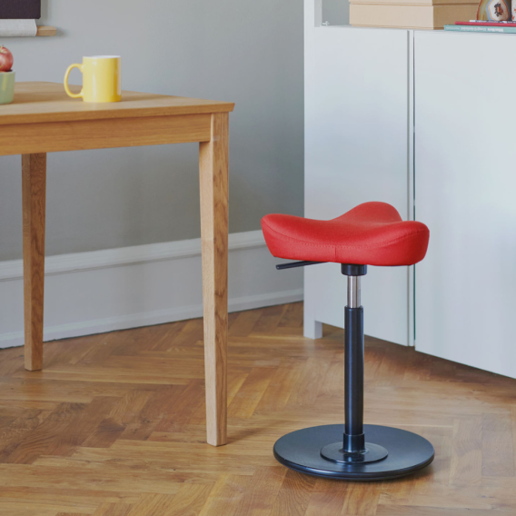 Varier Stokke Move Comapct in Rot im Homeoffice