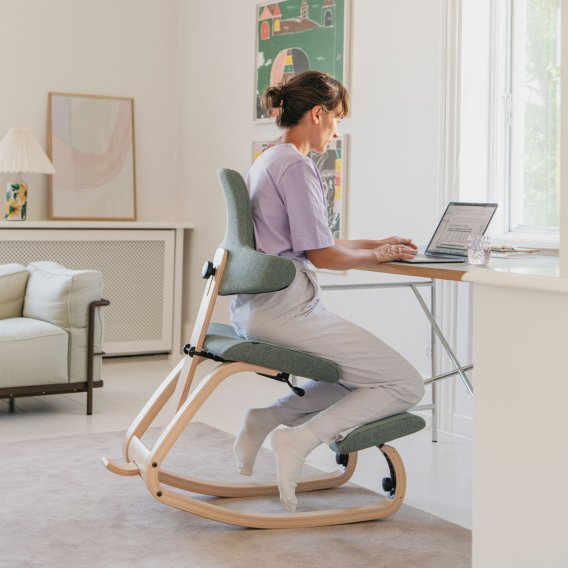 Frau arbeitend im Home-Office auf dem Varier Thatsit