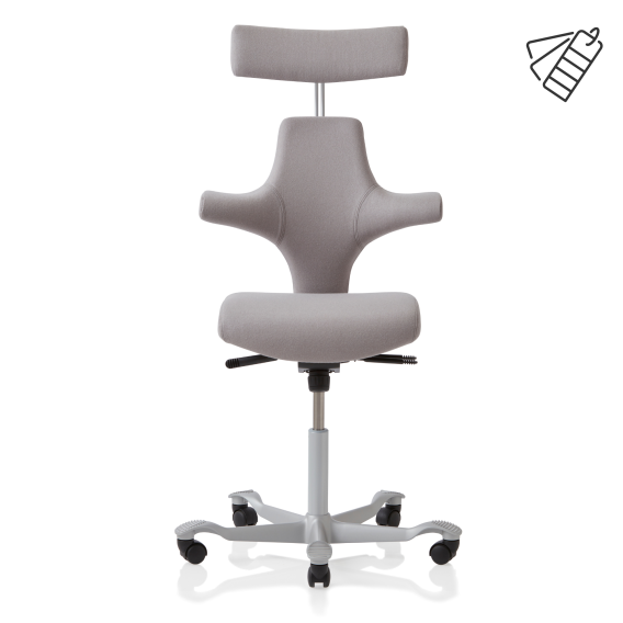 Produktfoto eines weißen Sattelstuhls mit Kopflehne, des HAG Capisco 8127 vor weißem Hintergrund.