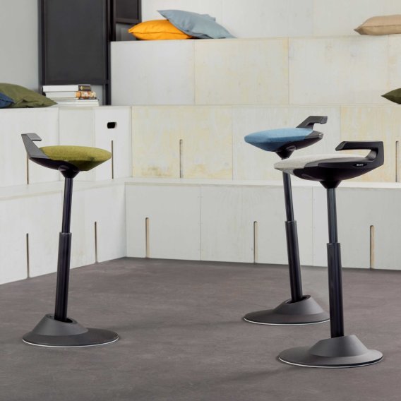 3 Aeris Muvman freistehend in der Mitte einer Lounge