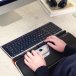 Schulterperspektive auf eine Person, die mit der Mausalternative RollerMouse Red Plus von Contour am PC arbeitet
