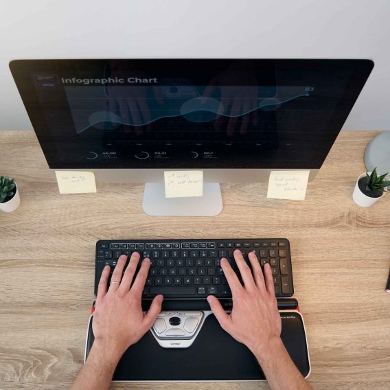 Aufsicht auf einen ergonomischen Arbeitsplatz mit der Rollmaus Rollermouse Red Plus von Contour inklusive der Balance Tastatur von Contour an einem PC-Arbeitsplatz