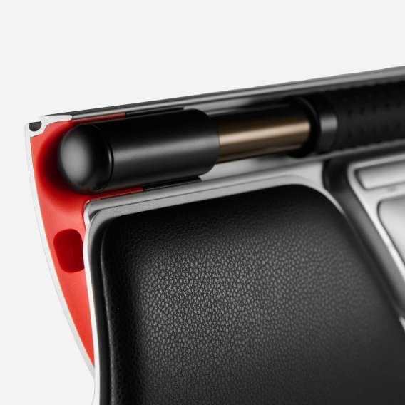 Detailansicht von oben auf das Rollstabelement und das Kunstleder der ergonomischen Mausalternative RollerMouse Red Plus von Contour
