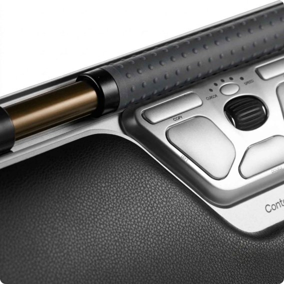 Detailaufnahme der Contour RollerMouse Red Plus mit Fokus auf Rollstab und Tasten.