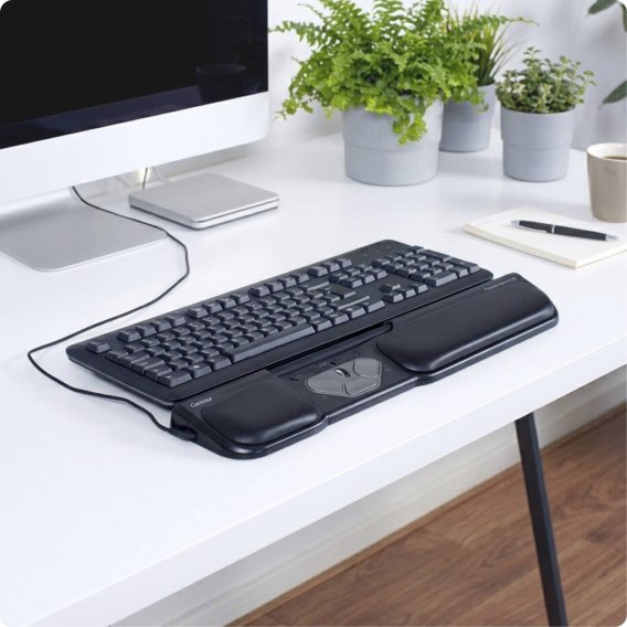 Die zentrierte Maus RollerMouse Pro 3 von Contour an einem PC-Arbeitsplatz im Home-Office Setting.