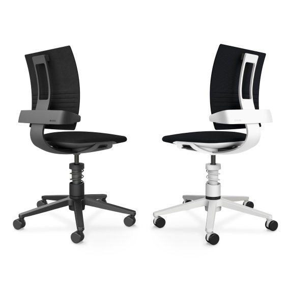 Zwei ergonomische Aeris 3Dee Aktiv-B&uuml;rost&uuml;hle ohne Armlehne mit schwarzem Bezug &ndash; links mit schwarzem Gestell, rechts mit wei&szlig;em Gestell.
