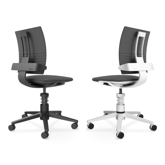 Zwei ergonomische Aeris 3Dee Aktiv-B&uuml;rost&uuml;hle ohne Armlehne mit anthrazitfarbenem Bezug &ndash; links mit schwarzem Gestell, rechts mit wei&szlig;em Gestell.
