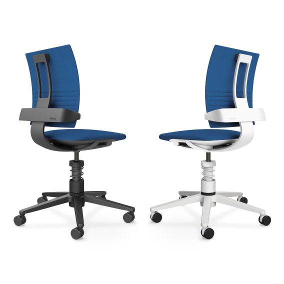 Zwei ergonomische Aeris 3Dee Aktiv-B&uuml;rost&uuml;hle ohne Armlehne mit blauen Bezug &ndash; links mit schwarzem Gestell, rechts mit wei&szlig;em Gestell.