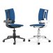 Zwei ergonomische Aeris 3Dee Aktiv-B&uuml;rost&uuml;hle ohne Armlehne mit blauen Bezug &ndash; links mit schwarzem Gestell, rechts mit wei&szlig;em Gestell.