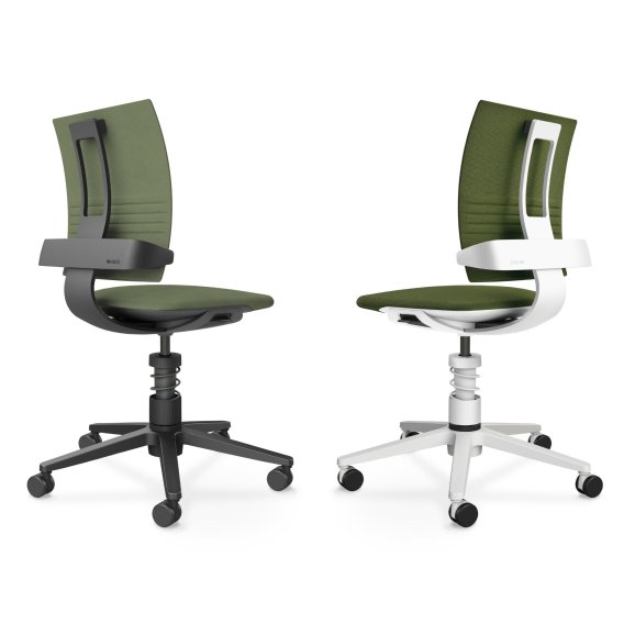 Zwei ergonomische Aeris 3Dee Aktiv-B&uuml;rost&uuml;hle ohne Armlehne mit gr&uuml;nem Bezug &ndash; links mit schwarzem Gestell, rechts mit wei&szlig;em Gestell.