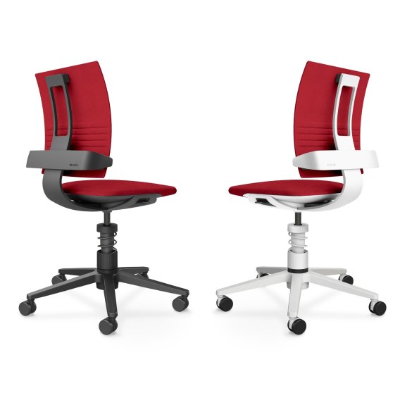 Zwei ergonomische Aeris 3Dee Aktiv-B&uuml;rost&uuml;hle ohne Armlehne mit rotem Bezug &ndash; links mit schwarzem Gestell, rechts mit wei&szlig;em Gestell.