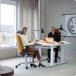Modernes Paar im stilvoll eingerichteten minimalistischen Office am Schreibtisch auf ihren rh Logic 220 sitzend und am arbeiten.