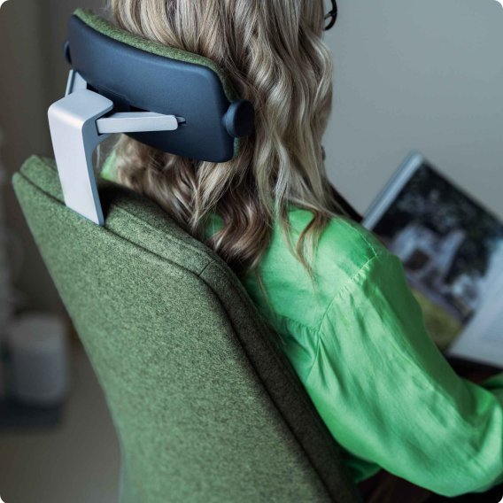 Detailaufnahme der Rueckseite des rh Logic 220 Premium B&uuml;rostuhls f&uuml;r Frauen mit einer Frau drauf sitzend, die gerade in einem Buch liest.