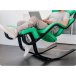 Varier Gravity mit schwarzem Gestell und gruenem Bezug mit einem Mann in der Leseposition am Laptop arbeitend.