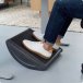 Mann im B&uuml;rostuhl nutzt den HAG Quickstep als ergonomische Fu&szlig;wippe.