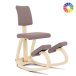 Kniestuhl mit Lehne Varier Variable Plus mit hellbraunem Gestell und blassrosa Bezug.